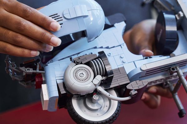vespa-vespa-lego-gallery-1920x1080-75A1AEA3B-1294-7974-4D21-EB1F42165A9B.jpg